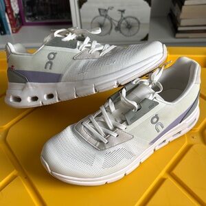 On Running women’s White Sneakers